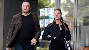 Po búrlivom rozvode s Deppom prišla ďalšia rana. Miliardár dal Amber Heard kopačky