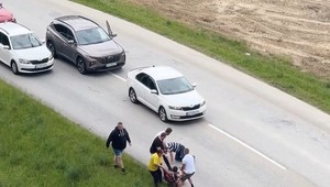 Opitý muž udieral do áut a obmedzoval dopravu. Z cesty ho museli odtiahnuť vodiči