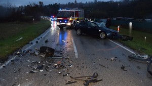 Mladý vodič nezvládol zákrutu. Po zrážke z troch áut zostali len vraky