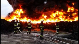 Veľký požiar pri Považskej Bystrici. Oheň zachvátil skládku pneumatík