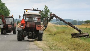 Muž spadol pod kosačku, neprežil