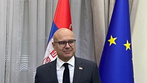 Srbský parlament prijal rezignáciu premiéra Vučeviča