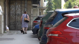 Parkovanie na chodníku bude čoskoro minulosťou. Sú samosprávy pripravené?