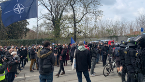 V Prahe pred ambasádou Ruska sa zišlo niekoľko ľudí. Na mieste dohliada polícia