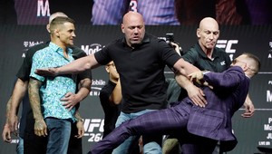 Starý McGregor je späť. Na tlačovke urážal súpera a hádzal predmety z pódia
