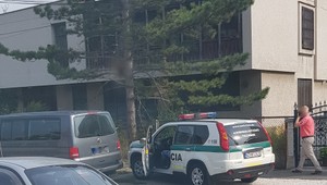 Razia v spievajúcom dome. Aparatúra, ktorá terorizovala 16 rokov obyvateľov, skončila v rukách polície