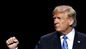 Donald Trump sprísnil pravidlá pre azyl. Migranti budú musieť platiť