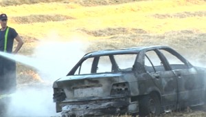 Mladík (19) sa preháňal autom po poli. Spôsobil požiar