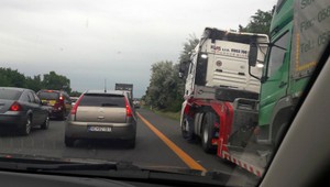 Pokazený autobus a odstavený kamión zablokovali diaľnicu D1