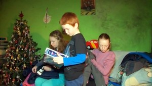 Šesťčlenná rodina žije v jednej izbe. Nadácia TV JOJ im urobila Vianoce