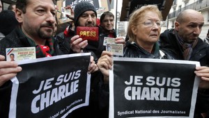 Atmosféra v Paríži. Ulice zaplnili tisíce ľudí