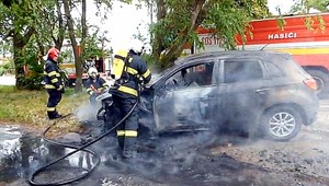 V Seredi horelo auto novinára. Vidí v tom zastrašovanie