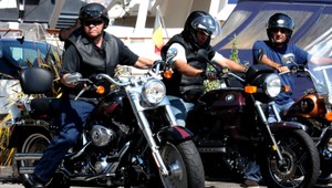 Ako to nespackať: Môže motorkár predbiehať, ako sa mu zachce?