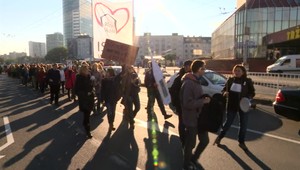 Protestujúci učitelia priniesli ministrovi bazálny darček