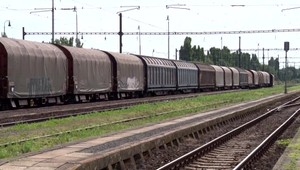 Po nehode vlaku v Trnovci nad Váhom už obnovili jednu koľaj. Porucha ráno ale nastala v Senci