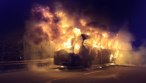 Autobus s cestujúcimi zasiahol rozsiahly požiar, pohltili ho plamene