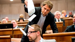 ZÁZNAM. Matovič vysypal na Poliačika striekačky