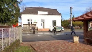 Chceli vykradnúť bankomat a napadlo im, že si pomôžu plynom. Množstvo neodhadli