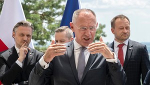 Kontroly na hraniciach so SR ostanú, kým bude treba, vyhlásil rakúsky minister