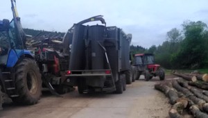 Pre kolíziu dvoch traktorov skončil mladý muž v nemocnici. Dobiť ho mal druhý šofér