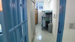 Väzeň postriekal dozorcu avivážou. Pri výsluchu ho za to dobili, tvrdí jeho priateľka