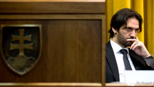 Policajti strieľajú na civilistov pravidelne, šokuje Kaliňák