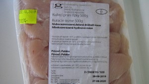 Známy obchodný reťazec sťahuje z predaja mrazené rezne. Kontrola objavila Salmonelu