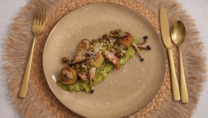 Kuracie stehná so slaninkovou omáčkou, restovanými hubami a zapekanými zemiakmi