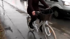 Neznámy vodič v Horných Orešanoch zrazil cyklistku, neposkytol jej prvú pomoc