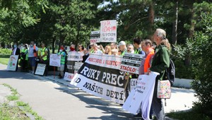 Vymazaní rodičia z celého Slovenska protestovali pred ministerstvami a vládou