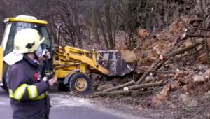 Kľúčový ťah na Donovaly bol ochromený. Na cestu popadali úlomky zo skaly