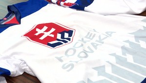 Problém s hokejovými dresmi a hymnami už rieši vládna koalícia. Smer-SD sa ale drží bokom
