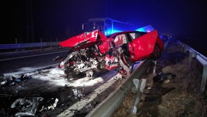 Po tragickej nehode na R1 skončil známy DJ EKG v nemocnici