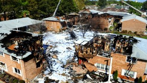 Stíhačka sa zrútila na obytné domy, 9 zranených