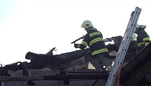 Rodine s malým dieťaťom zhorela strecha nad hlavou. V čase požiaru spali