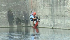 Výnimočná akcia. Hasiči zachraňovali mačku, ktorá spadla z mosta