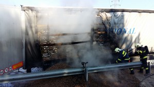 Na diaľnici D1 horel kamión, prevážal krmivo z Dunajskej Stredy do Katovíc