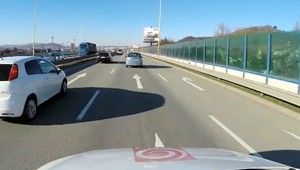 Za jazdenie v oboch pruhoch súbežne hrozí pokuta!