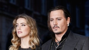 Začal sa najnechutnejší proces roka! Amber Heard tvrdí, že ju Depp znásilnil fľašou, svedčila aj jeho sestra!