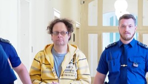 Advokátovi praskli nervy a pri výsluchu hodil do svedka dlažobnú kocku