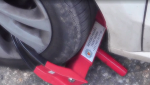 Vodič si z papuče ťažkú hlavu nerobil. Priamo na parkovisku vymenil zablokované koleso za rezervné