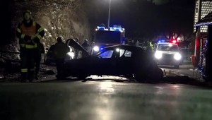 Desivá nehoda: Dvaja mladíci neprežili, ďalších previezli do nemocnice