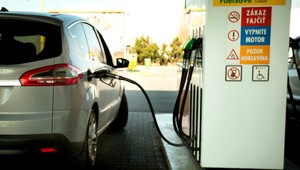 Otec sa vybral s dcérami na dovolenku. Zabudol ich na pumpe