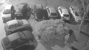 Štyria muži okradli matku s dieťaťom. Nevyrušil ich ani krik susedov