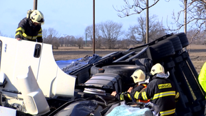 Vodič osobného auta skončil pod kolesami kamióna. Pomoc už bola zbytočná