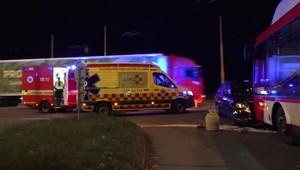 Hrozivá zrážka dvoch áut a trolejbusu. Zranili sa štyria ľudia