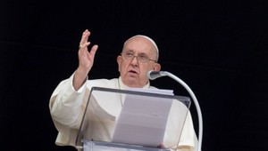 Pápež po piatkových respiračných problémoch strávil v nemocnici pokojnú noc