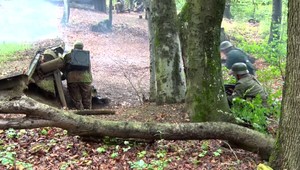 Siedmych ranených mužov upálili zaživa