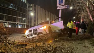 Nehoda neďaleko zastávky Zochova: Auto dostalo šmyk a skončilo v lampe