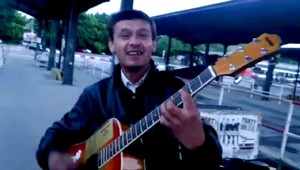 Vojto z ulice hrá na dvoch strunách. Tu je jeho Ráno